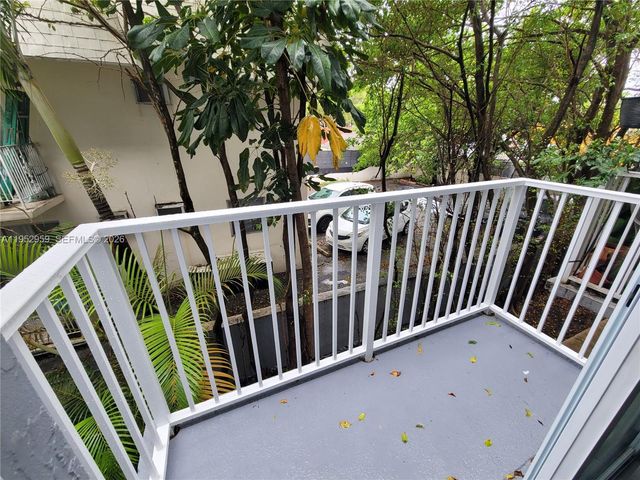 853 SW 2nd St 207, Miami, FL 33130