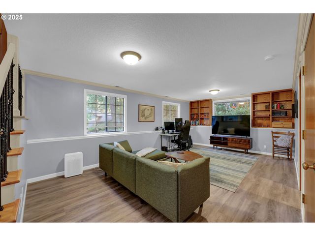 3828 ASHFORD Dr, Eugene, OR 97405