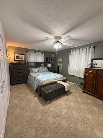 910 G Avenue, Vinton, IA 52349