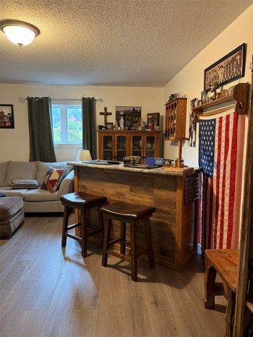 910 G Avenue, Vinton, IA 52349