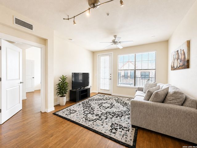 7342 Oak Manor Dr Apt 1205, San Antonio, TX 78229