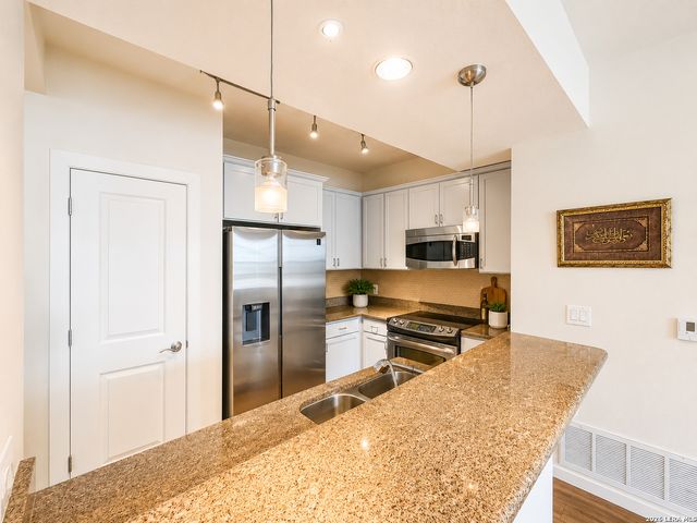 7342 Oak Manor Dr Apt 1205, San Antonio, TX 78229