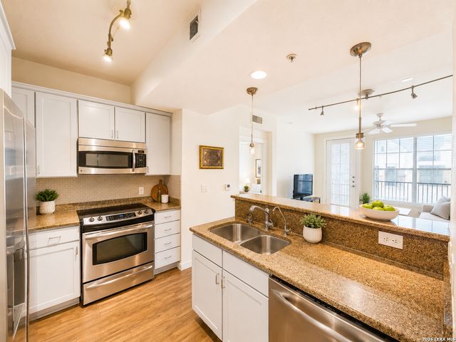 7342 Oak Manor Dr Apt 1205, San Antonio, TX 78229