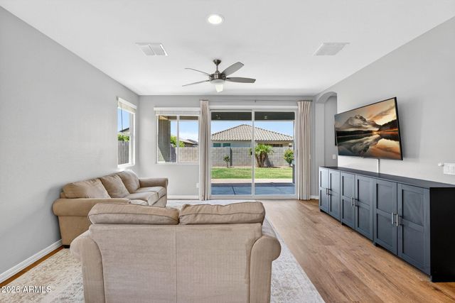 2818 W MARTINEZ Drive, San Tan Valley, AZ 85144
