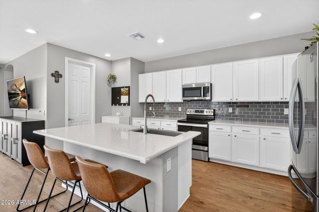 2818 W MARTINEZ Drive, San Tan Valley, AZ 85144