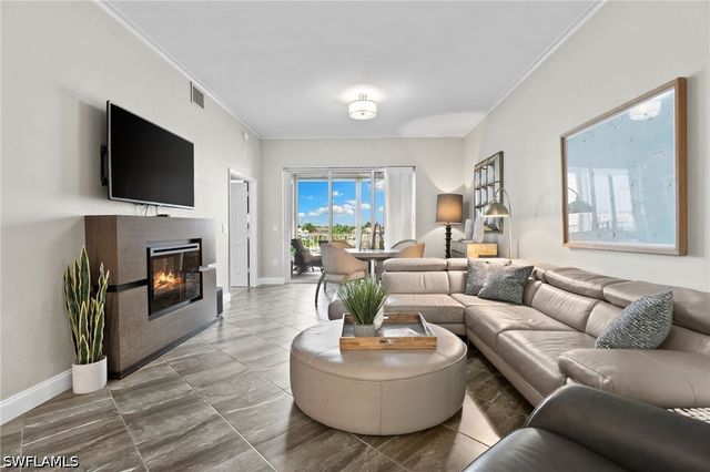 9380 Gulf Shore DR 402, Naples, FL 34108