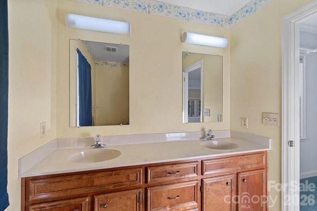 1001 Thistle Court, Charlotte, NC 28211