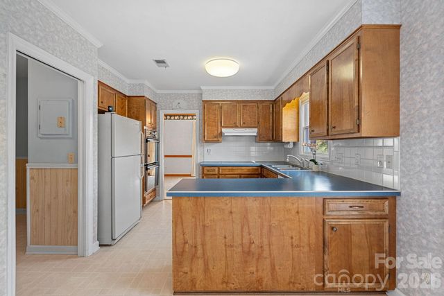 1001 Thistle Court, Charlotte, NC 28211