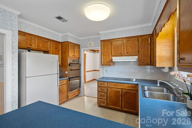 1001 Thistle Court, Charlotte, NC 28211