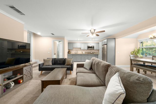 102 Hinkle Ct, Folsom, CA 95630