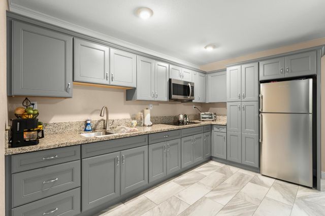 102 Hinkle Ct, Folsom, CA 95630
