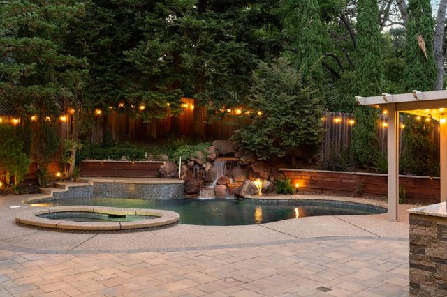 102 Hinkle Ct, Folsom, CA 95630