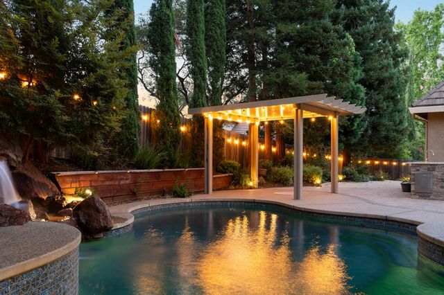 102 Hinkle Ct, Folsom, CA 95630
