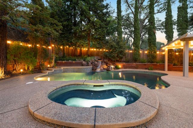 102 Hinkle Ct, Folsom, CA 95630