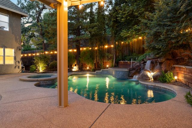 102 Hinkle Ct, Folsom, CA 95630