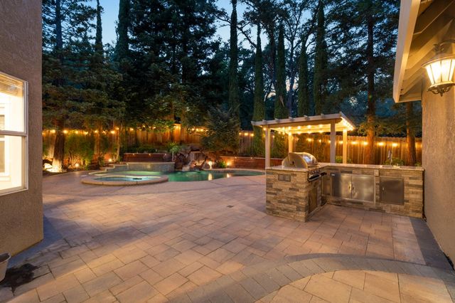 102 Hinkle Ct, Folsom, CA 95630