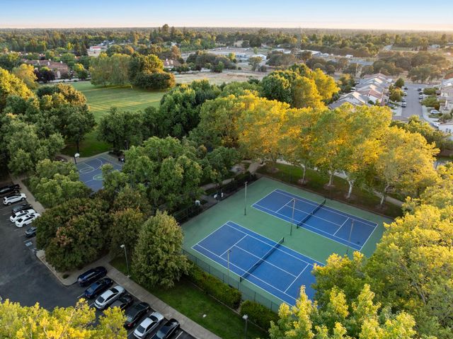 102 Hinkle Ct, Folsom, CA 95630
