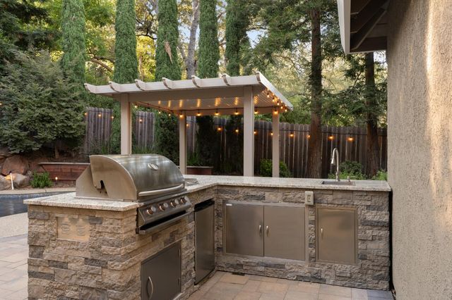 102 Hinkle Ct, Folsom, CA 95630