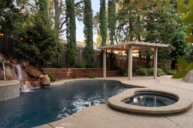 102 Hinkle Ct, Folsom, CA 95630