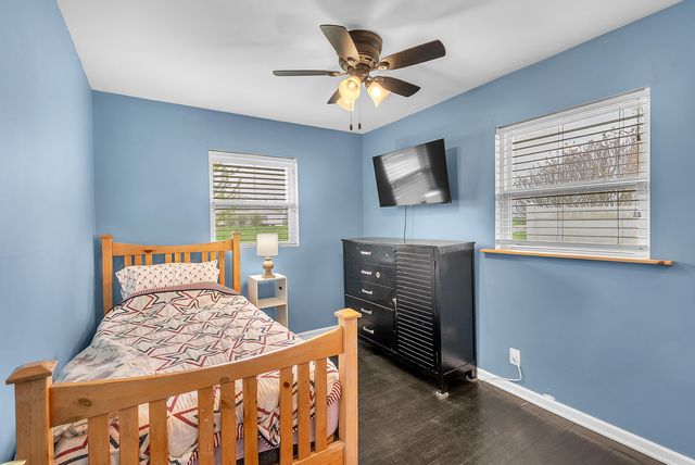 550 W Division Road, Valparaiso, IN 46385