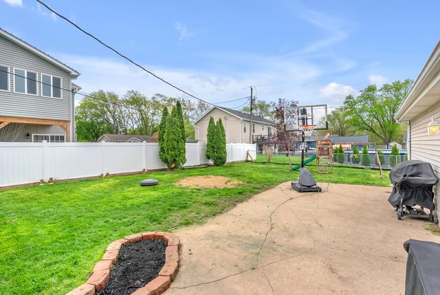 550 W Division Road, Valparaiso, IN 46385