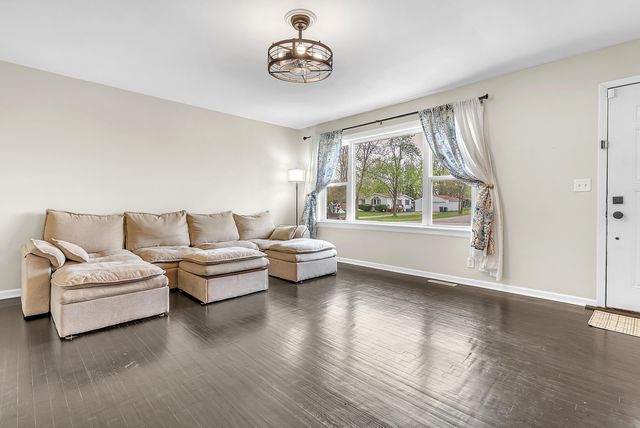 550 W Division Road, Valparaiso, IN 46385