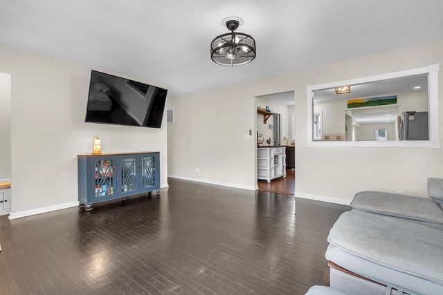 550 W Division Road, Valparaiso, IN 46385