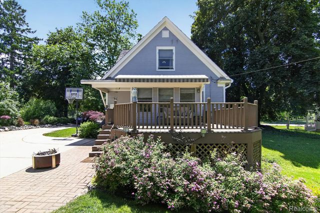 315 E Michigan Avenue, Saline, MI 48176