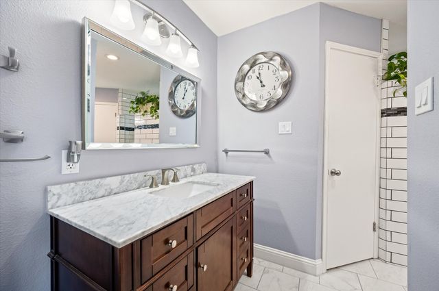 129 E Louella Drive, Hurst, TX 76054