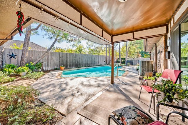 129 E Louella Drive, Hurst, TX 76054