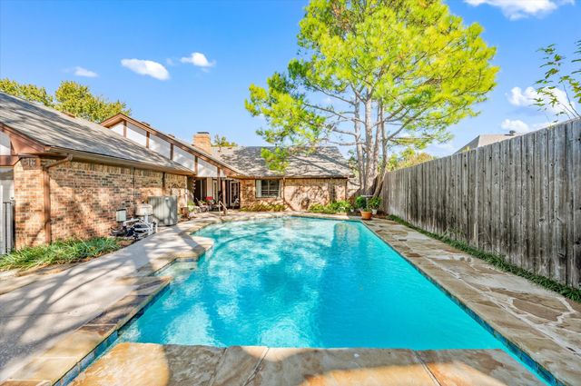 129 E Louella Drive, Hurst, TX 76054