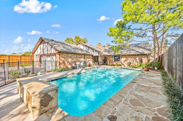 129 E Louella Drive, Hurst, TX 76054