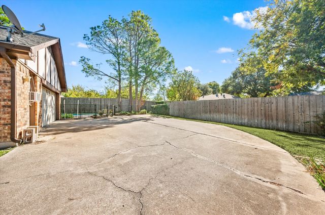 129 E Louella Drive, Hurst, TX 76054