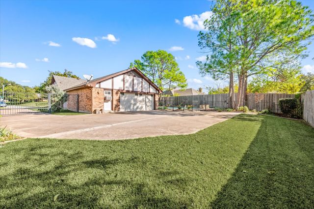 129 E Louella Drive, Hurst, TX 76054