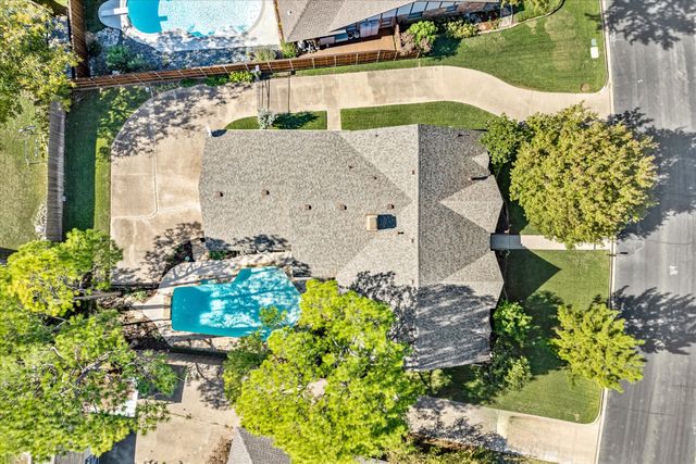 129 E Louella Drive, Hurst, TX 76054