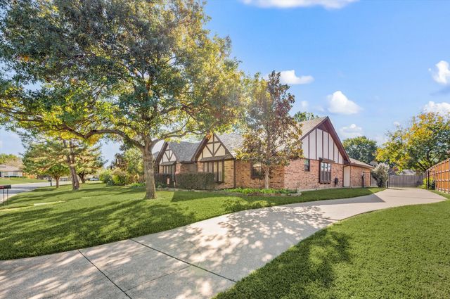 129 E Louella Drive, Hurst, TX 76054