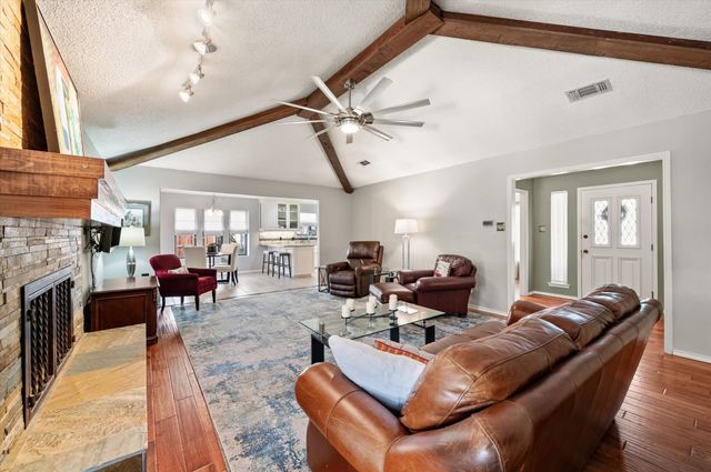 129 E Louella Drive, Hurst, TX 76054