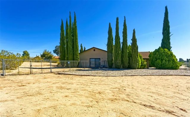 15490 Mondamon, Apple Valley, CA 92307