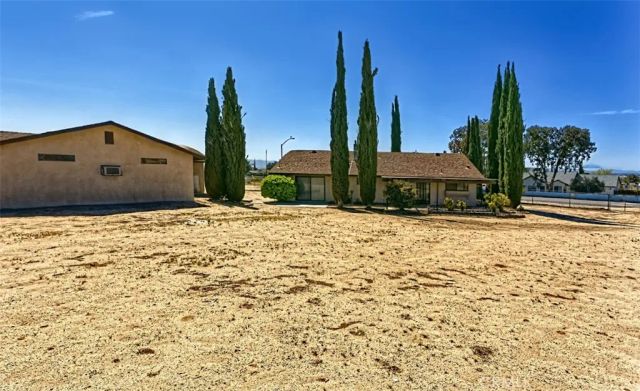 15490 Mondamon, Apple Valley, CA 92307