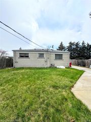 25888 Carl Street, Roseville, MI 48066