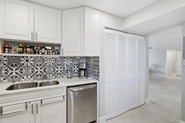 3910 Inverrary Boulevard 708-B, Lauderhill, FL 33319