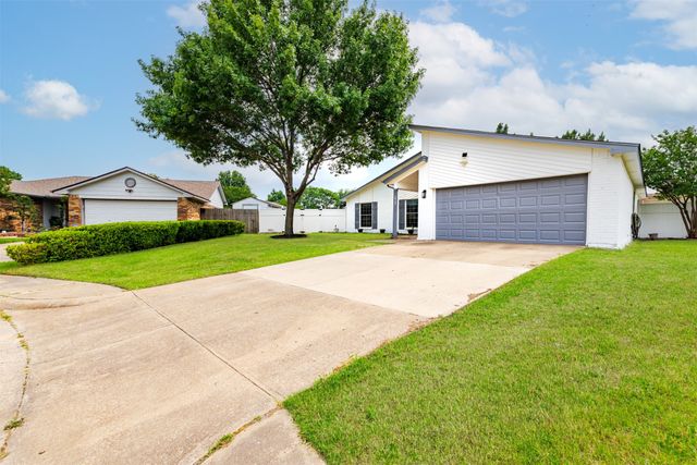 3029 Meadow Creek Court, Grand Prairie, TX 75052