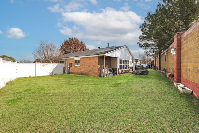 3029 Meadow Creek Court, Grand Prairie, TX 75052
