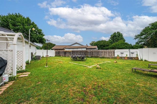 3029 Meadow Creek Court, Grand Prairie, TX 75052