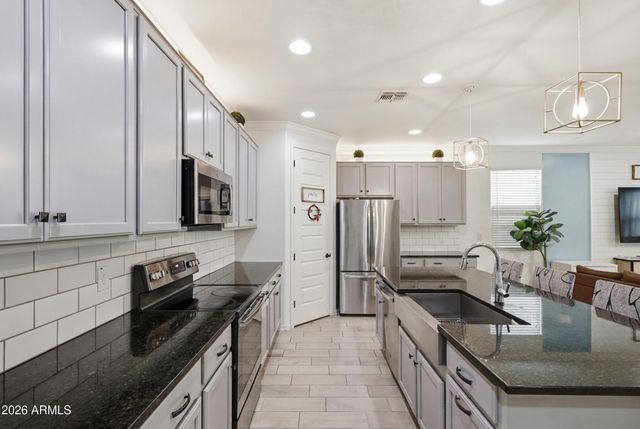 3340 W CARTER Road, Phoenix, AZ 85041