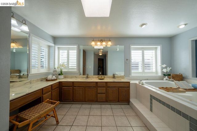 147 Loren Ln, Oakley, CA 94561