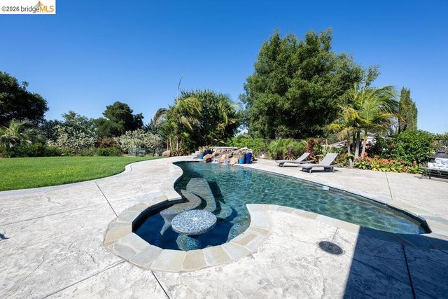 147 Loren Ln, Oakley, CA 94561