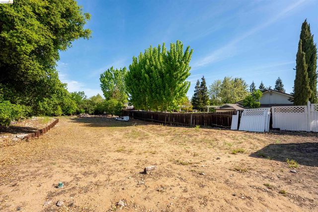 147 Loren Ln, Oakley, CA 94561
