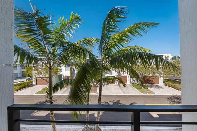 4480 NW 8th Pl, Plantation, FL 33317