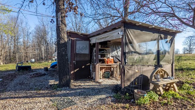 9149 County Road 9640, Koshkonong, MO 65692